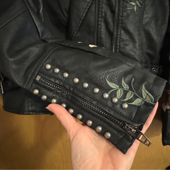 BLANKNYC Black Moto Vegan Leather Jacket - Floral Embroidery - size large - Picture 8 of 11